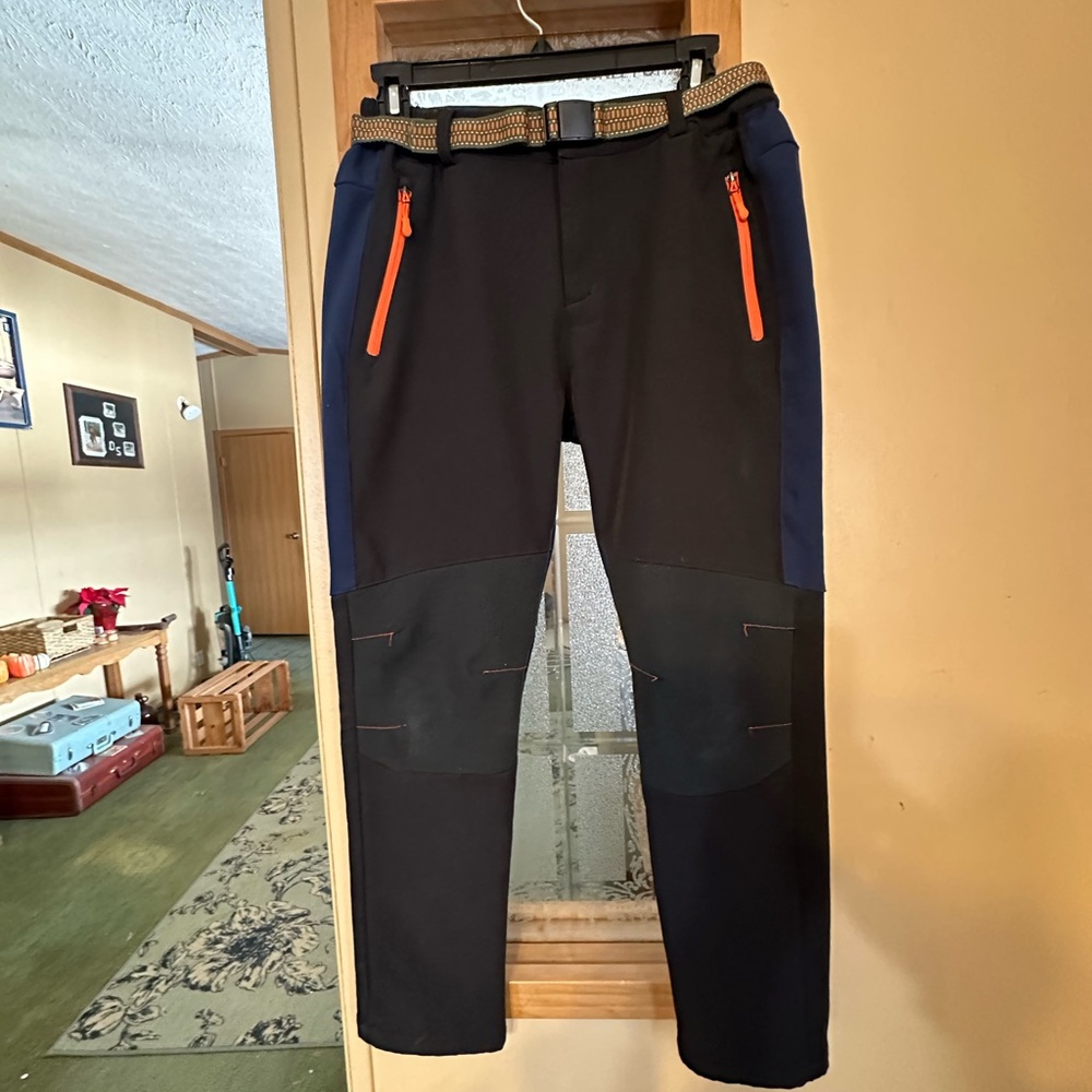Boys ski/ snow pants either belt. Great condition